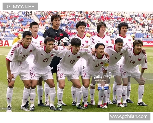 以足球巨星荣耀瞬间为核心打造独一无二的纪念照片艺术框