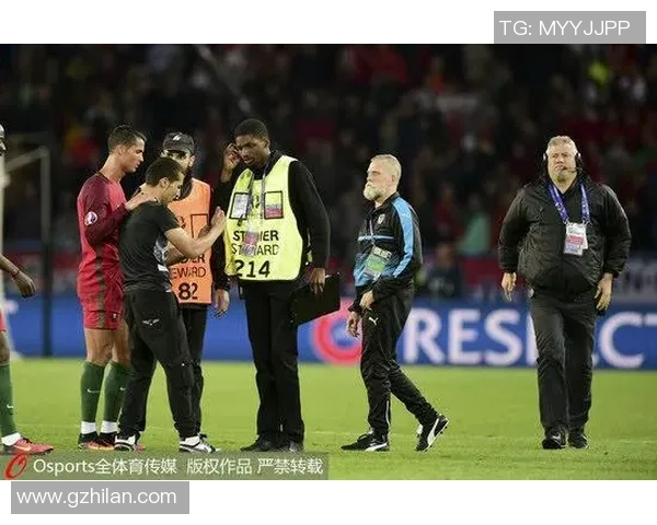 偶遇街头足球巨星与球迷亲切互动的一刻